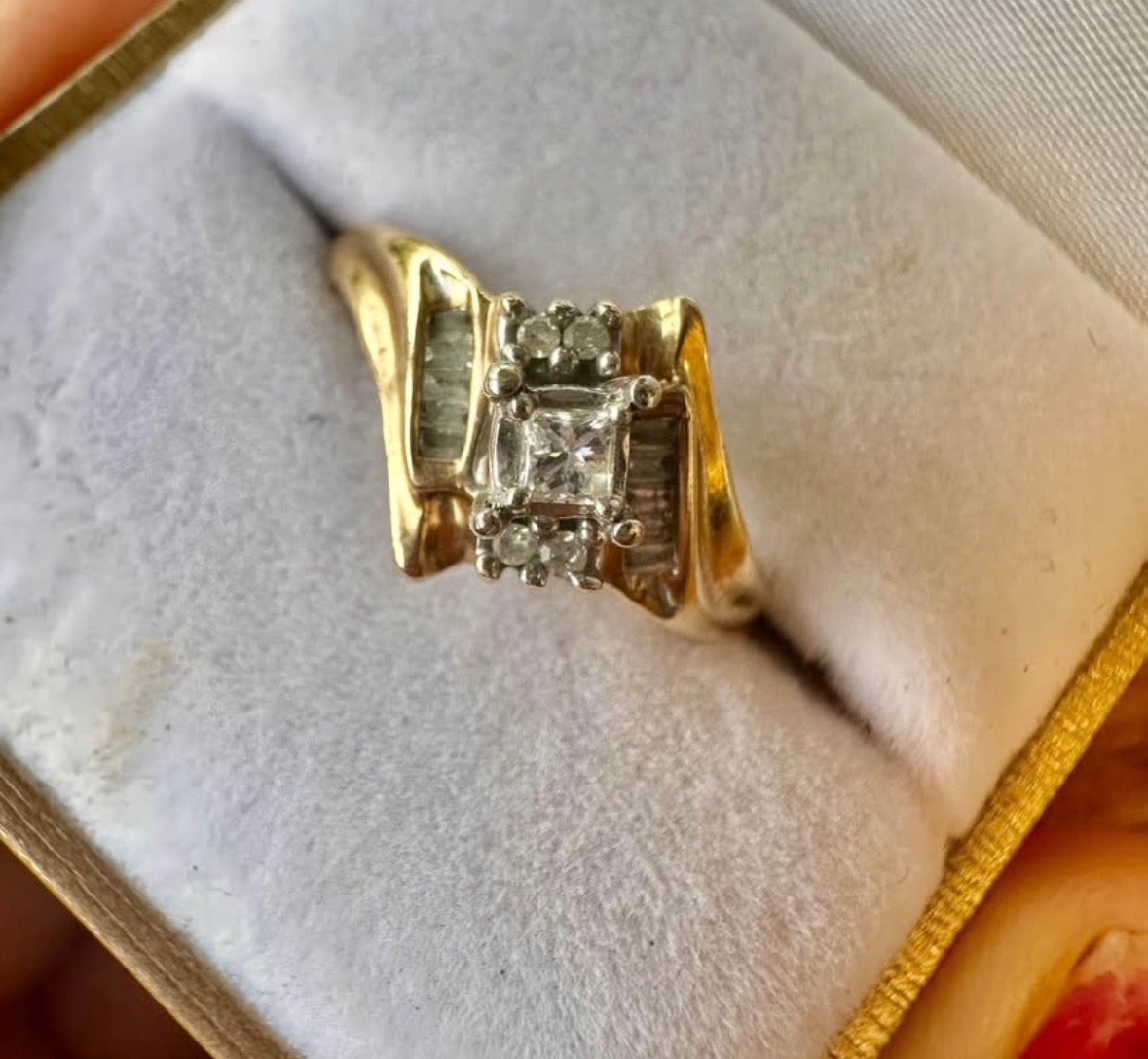 ✨ Elegant Diamond Ring in 10K Gold – Timeless & Refined ✨