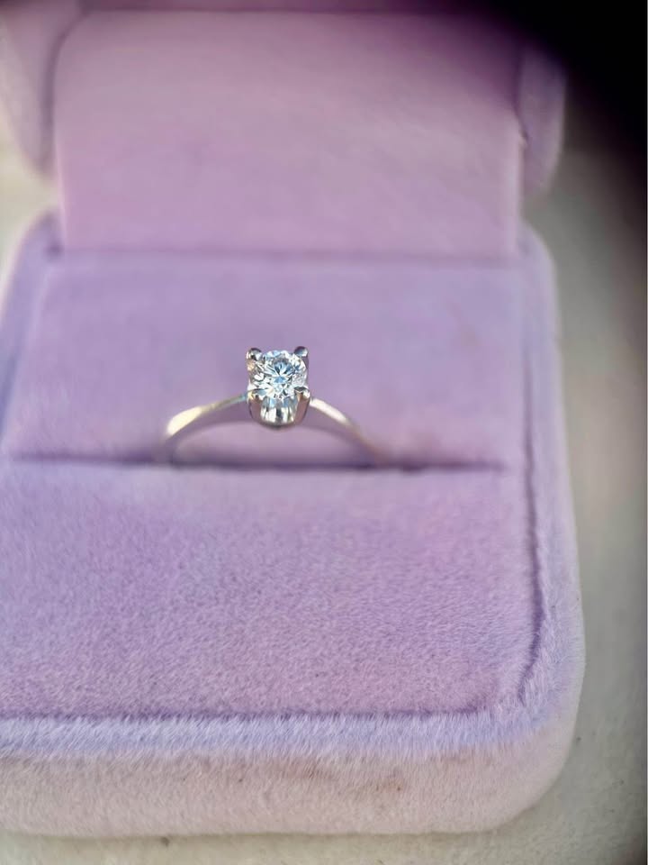 Solitair White Gold Engeemnt Ring