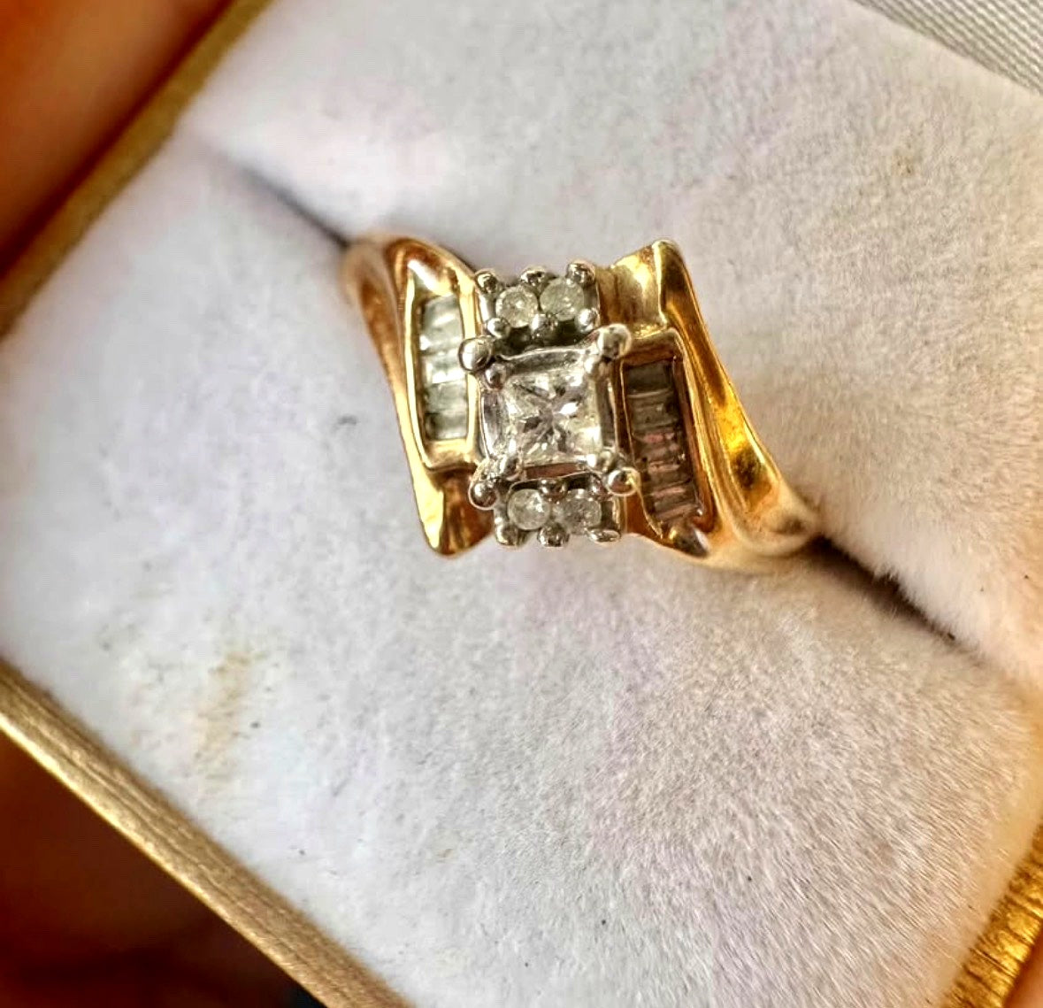 ✨ Elegant Diamond Ring in 10K Gold – Timeless & Refined ✨