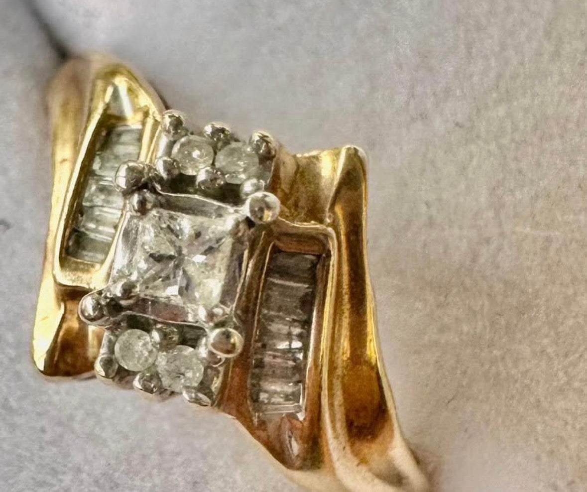 ✨ Elegant Diamond Ring in 10K Gold – Timeless & Refined ✨