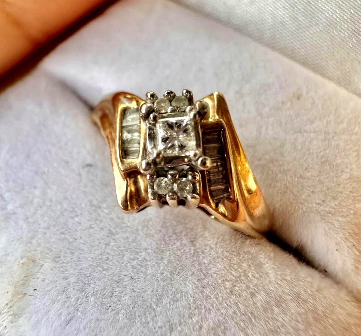 ✨ Elegant Diamond Ring in 10K Gold – Timeless & Refined ✨
